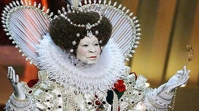 LOS ANGELES, UNITED STATES: Oscar’s Host Whoopi Goldberg, dressed as Queen Elizabeth I of England, opens the 71st Academy Awards 21 March 1999 at the Dorothy Chandler Pavilion in Los Angeles, CA.