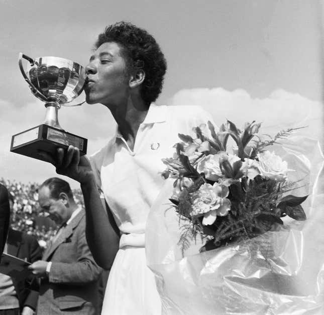 Althea Gibson küsst den Pokal, den sie für ihren Gewinn der französischen Internationalen Tennismeisterschaften in Paris erhalten hat.