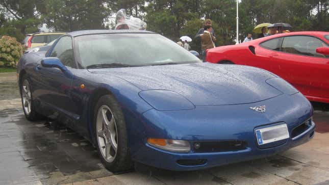 Eine dunkelblaue C5 Chevrolet Corvette