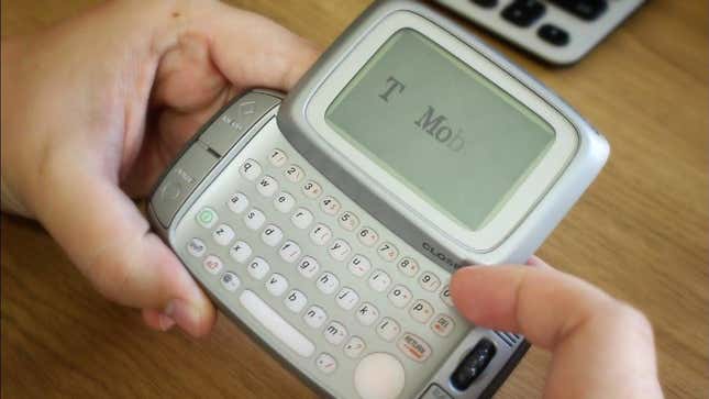 A photo of the Sidekick phone.