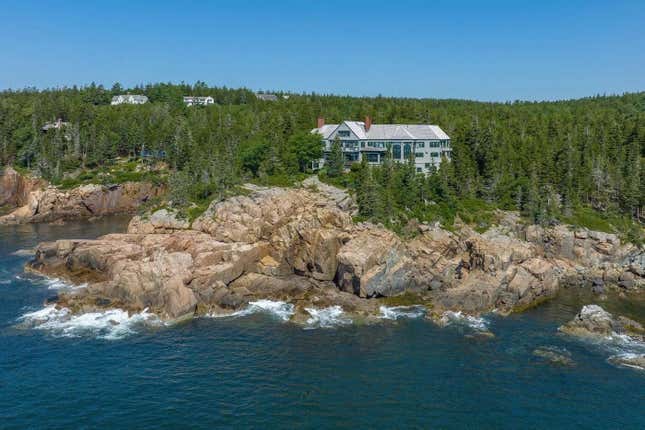 Bild für Artikel mit dem Titel Die fantastischsten Immobilienangebote dieser Woche: Ein Landgut in Palm Beach, eine Villa an einer Klippe in Maine und eine luxuriöse Farm in Rhode Island