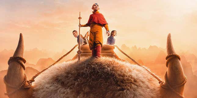Aang, Sokka ve Katara, Netflix'in Avatar: Son Hava Bükücü filminin tanıtım yayınında.