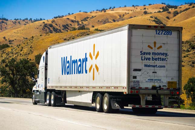 Ein Walmart-Truck fährt auf der Autobahn zwischen mit trockenem Gras bedeckten Hügeln in Kalifornien. 
