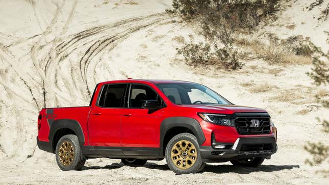 Une photo d’un camion Honda Ridgeline rouge. 