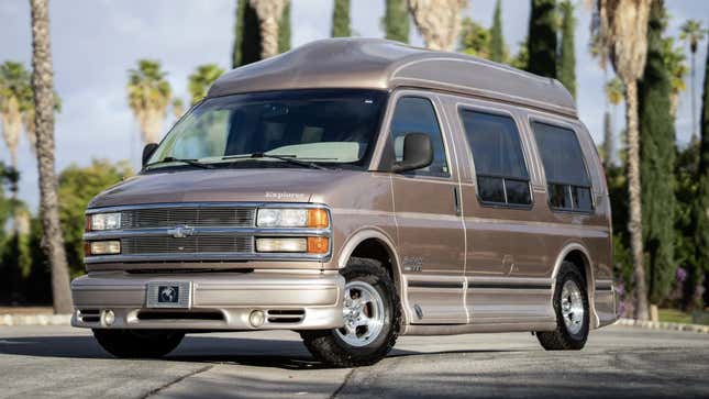 Une fourgonnette de conversion Chevy Express vue des trois quarts avant