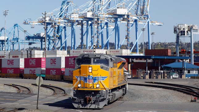 Un tren de carga de Union Pacific que transporta contenedores desde el puerto de Los Ángeles