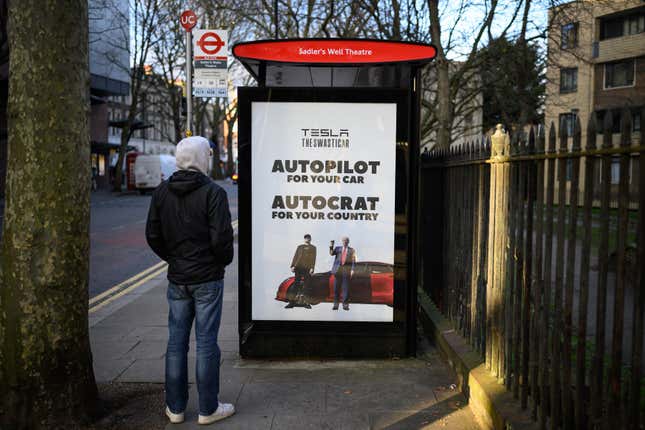 La dernière affiche d’une série critiquant le milliardaire Elon Musk est exposée après avoir été installée officieusement sur un abribus le 12 mars 2025 à Londres, en Angleterre. 