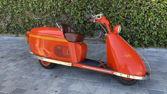 Image for article titled This Vintage Streamlined Scooter Was Years Ahead Of Its Time