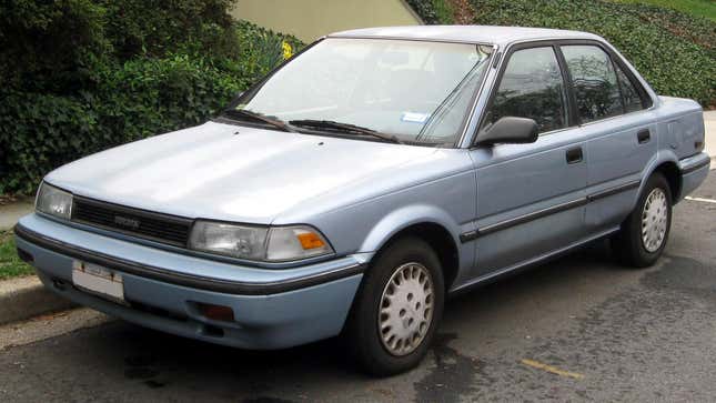 Ein Toyota Corolla LE (AE92) von 1988-1990, fotografiert in Washington, DC, USA.