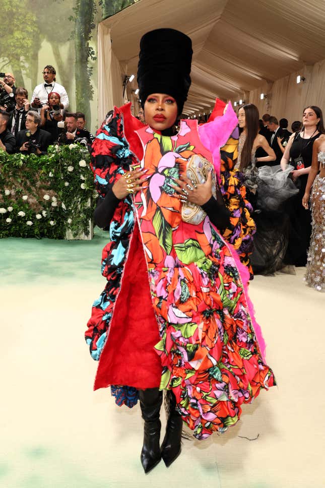 Erykah Badu nimmt an der Met Gala 2024 zur Feier von „Dornröschen: Wiedererwachende Mode“ im Metropolitan Museum of Art am 6. Mai 2024 in New York City teil.