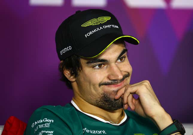 Lance Stroll de Canadá y el equipo Aston Martin F1 asisten a la conferencia de prensa de pilotos durante el tercer día de pruebas de F1 en el Circuito Internacional de Bahrein en 23 de febrero de 2024 en Bahréin, Bahréin