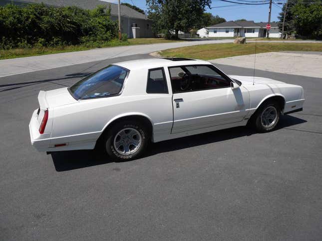 Image de l'article intitulé À 15 500 $, cet aérocoupé Chevy Monte Carlo SS 1987 obtiendra-t-il le drapeau à damier ?