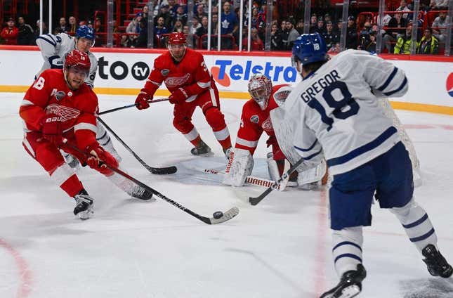 NHL roundup: Leafs rally past Wings in Sweden