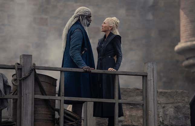 Steve Toussaint como Lord Corlys Velaryon y Eve Best como la Princesa Rhaenys Targaryen en ‘La Casa del Dragón’.