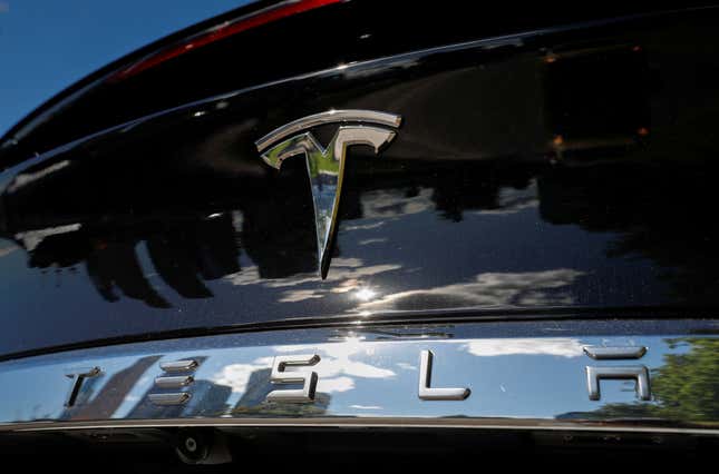 Der Ausfall eines Speichergeräts in Tesla-Fahrzeugen könnte nach Angaben der US-Regulierungsbehörden Rückfahrkameras, Heizungs-, Lüftungs- und Klimaanlagen sowie Fahrerassistenzprogramme beeinträchtigen.