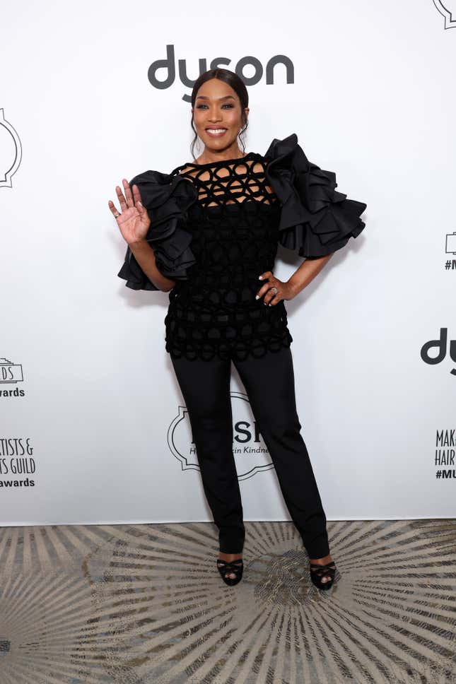 Image for article titled Oscar-Winning Style: Angela Bassett’s Best Red Carpet Looks