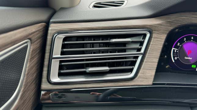 Driver's side air vent of a 2024 Volkswagen Atlas