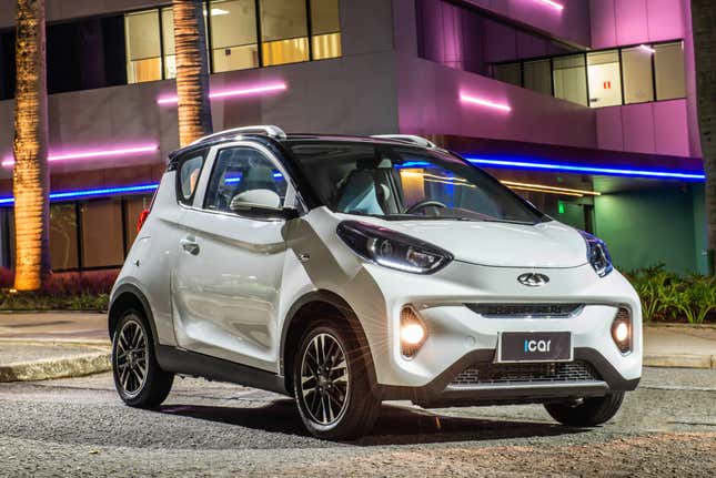 Front-quarter image of a white CAOA-Chery iCar.