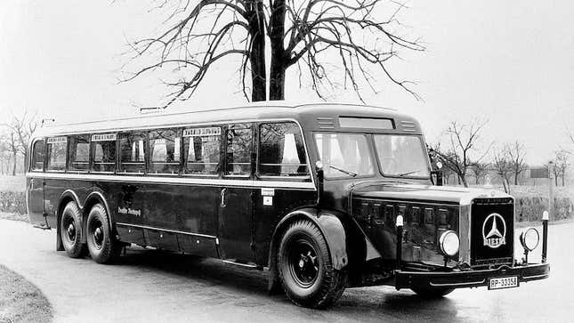 Front 3/4 view of a Mercedes-Benz O 10000 bus