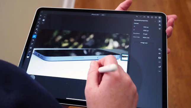 جهاز iPad Pro الإصدار العاشر مزود ببرنامج Photoshop على الشاشة باستخدام قلم Apple Pencil.