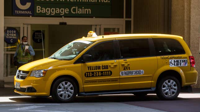 Un taxi espera las tarifas fuera del Aeropuerto Intercontinental George Bush el lunes 18 de mayo de 2020 en Houston.