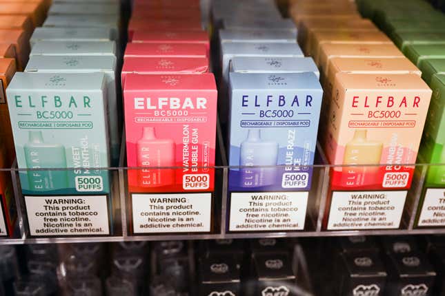 Les produits de cigarettes électroniques jetables aromatisées au vapotage Elf Bar sont exposés dans un dépanneur le 23 juin 2022 à El Segundo, en Californie.