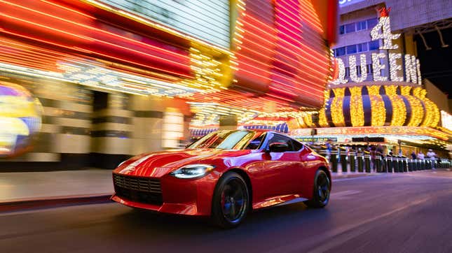 Une Nissan Z rouge passant devant des casinos à Vegas