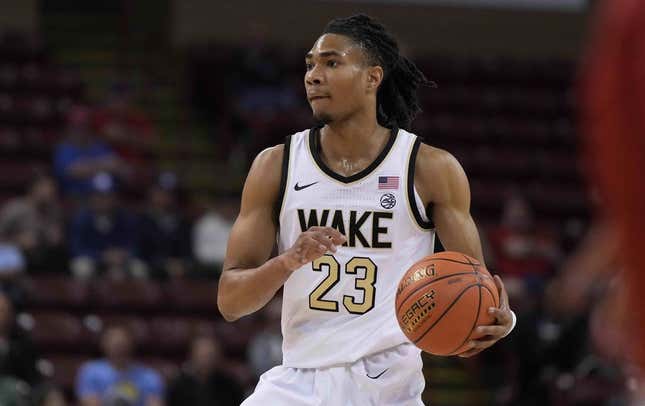 16. November 2023;  Charleston, South Carolina, USA;  Wake Forest Demon Deacons-Wächter Hunter Sallis (23) bringt den Ball in der ersten Halbzeit gegen die Utah Utes in der TD Arena auf den Platz.