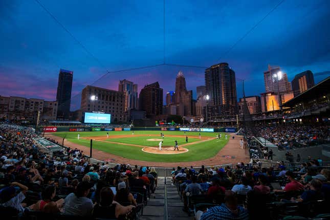 Bild für Artikel mit dem Titel 7 Minor-League-Baseballstadien, die Sie diesen Sommer besuchen sollten