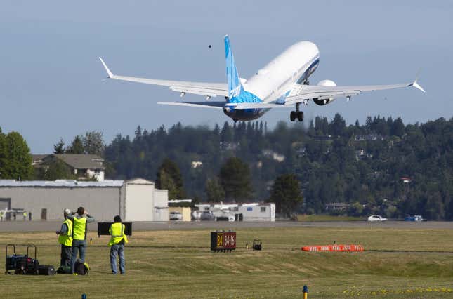 Un avion Boeing décolle