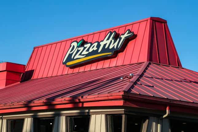 Les propriétaires de franchises de pizza Pizza Hut et Round Table prévoient de licencier environ 1 280 chauffeurs-livreurs en 2024.