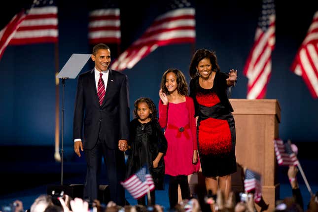 Barack Obama, seine Frau Michele und seine Töchter Sasha und Malia werden der Menge von Anhängern im Grant Park in Chicago als neue First Family vorgestellt.