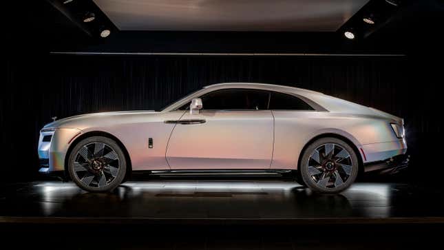 Seitenansicht des Regenbogen-Rolls-Royce Spectre Lunaflair