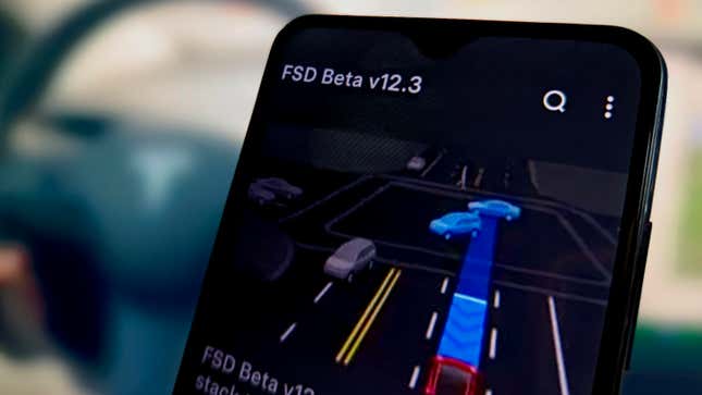 Una foto de una aplicación de teléfono que muestra la ruta de un automóvil Tesla. 