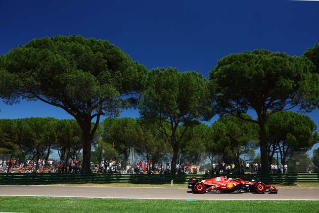 Charles Leclerc aus Monaco fährt den (16) Ferrari SF-24 auf der Strecke beim letzten Training vor dem F1 Grand Prix der Emilia-Romagna auf dem Autodromo Enzo e Dino Ferrari am 18. Mai 2024 in Imola, Italien.