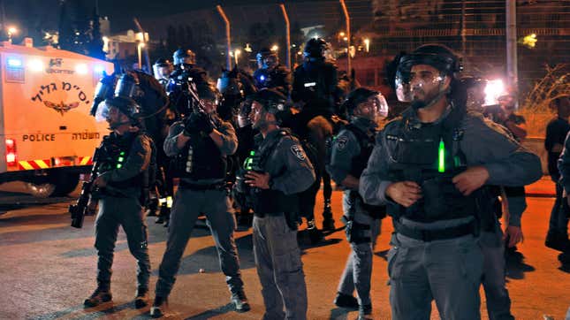Image for article titled Israeli Police Injure as Many as 200 Palestinians in Horrific Attack on Jerusalem Mosque