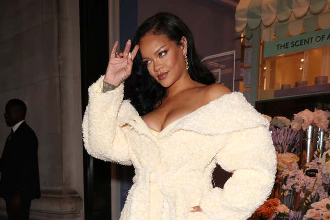 LONDRES, ANGLETERRE - 16 SEPTEMBRE : Rihanna est vue lors du lancement de Fenty Hair chez Selfridges le 16 septembre 2024 à Londres, en Angleterre. 