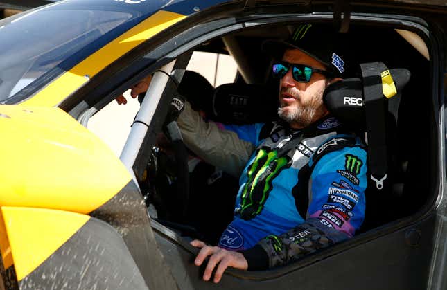 El legendario corredor todoterreno y estrella de YouTube Ken Block se prepara para tomar el volante del Extreme Es E-SUV para participar en el Grand Premio de Qiddiya final del Dakar 2020