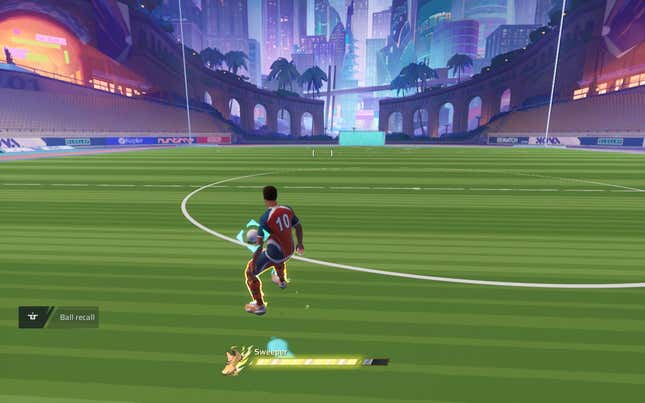 Un joueur se tient sur un terrain de football.