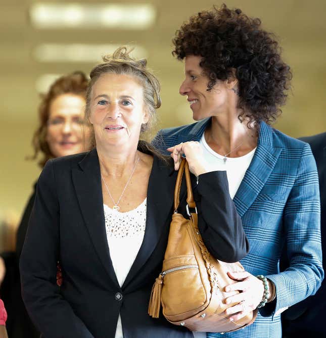 Gianna Constand, left, and her daughter Andrea inside the Montgomery County Courthouse (David Maialetti/The Philadelphia Inquirer via AP, Pool)