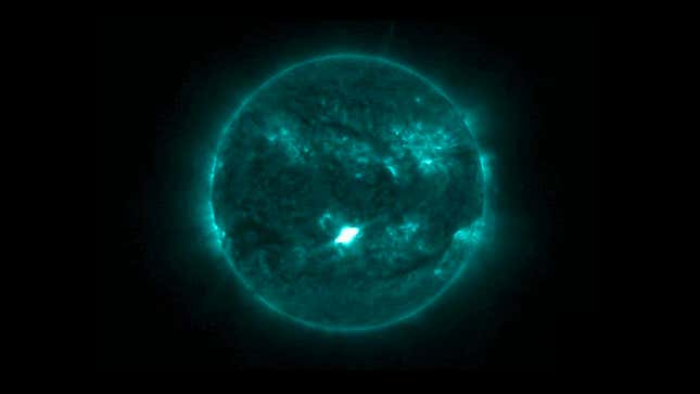 La llamarada solar del 28 de noviembre es visible como un punto brillante en el Sol en esta imagen ultravioleta.