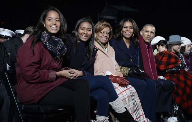 WASHINGTON, DC – 2. DEZEMBER: Malia Obama, Sasha Obama, Schwiegermutter Marian Robinson, First Lady Michelle Obama und Präsident Barack Obama nehmen am 3. Dezember 2015 an der nationalen Weihnachtsbaumbeleuchtungszeremonie auf der Ellipse südlich des Weißen Hauses in Washington, DC teil. Die Beleuchtung des Baums ist eine jährliche Tradition, an der der Präsident und die First Family teilnehmen. 