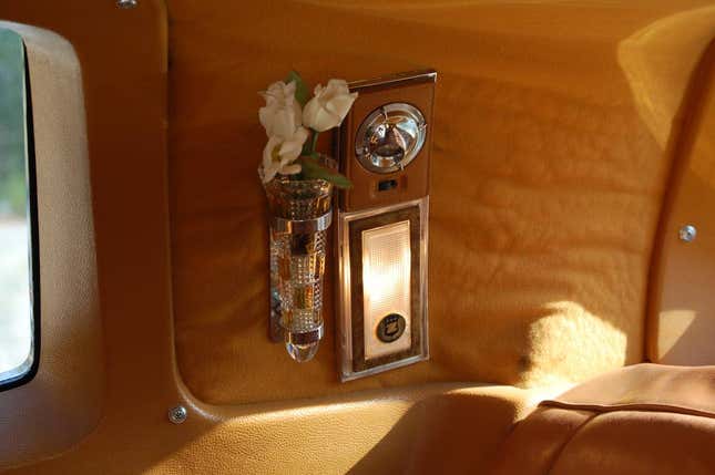 Image for article titled At $15,000, Would You Go For Baroque in This 1981 Zimmer Golden Spirit?