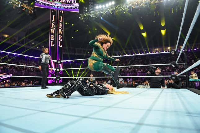 Nia Jax pose sa jambe sur Liv Morgan lors du Crown Jewel à la Mohammed Abdo Arena le 2 novembre 2024 à Riyad, en Arabie saoudite.