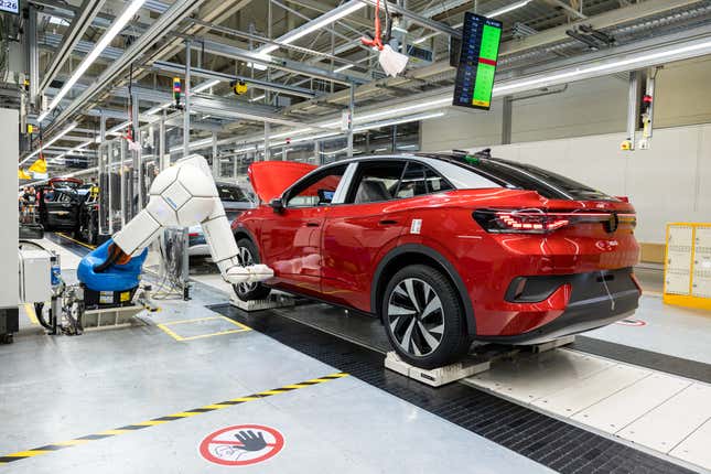 La fábrica de Volkswagen en Zwickau, Alemania. Es una de las 10 fábricas que enfrentan despidos e incluso un posible cierre.