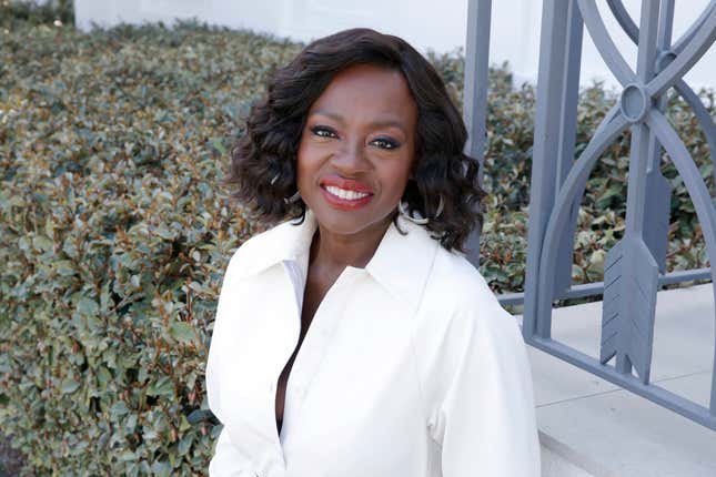 BEVERLY HILLS, KALIFORNIEN – 3. MÄRZ: Viola Davis feiert gemeinsam mit L’Oréal Paris die Einführung von Age Perfect Cosmetics am 3. März 2020 in Beverly Hills, Kalifornien.