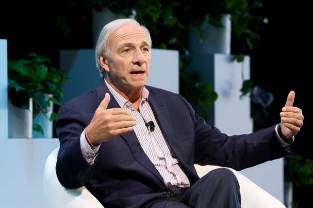 Ray Dalio, director ejecutivo de Bridgewater Associates, en el festival The Future Of Everything 2024 del Wall Street Journal en Spring Studios el 22 de mayo de 2024