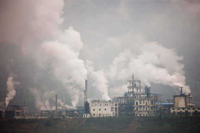 Fábricas de cimento ao longo do rio Yangtze, na China.
