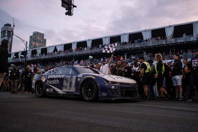 Shane Van Gisbergen, ganador de la carrera de la Copa Nascar 2023, celebra en Chicago, Illinois, el domingo 2 de julio de 2023