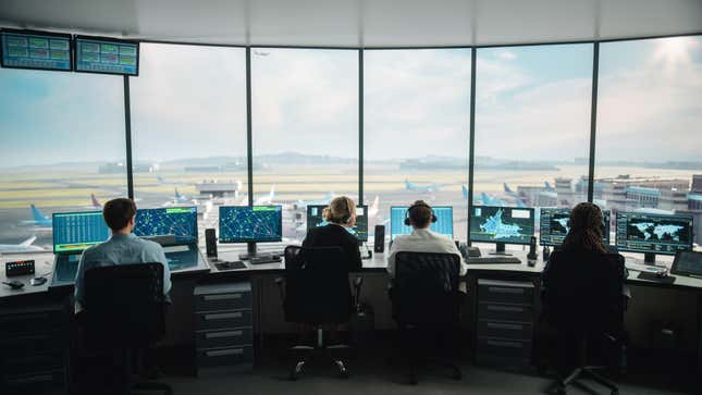 Image for article titled Air Traffic Controllers At California Airport Ready To Walk Off The Job Due To $18,000 Cut To Benefits